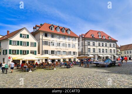 Konstanz, Germania - Luglio 2020: La piazza della città chiamata 'ünsterplatz' con la gente che si rilassa nei caffè nella giornata soleggiata nel centro storico della città di Costanza Foto Stock