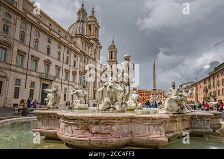 Roma, Italia - 14 maggio 2016: Fontana del Moro, situata nella famosa Piazza Navona e costruita nel 1574 da Giacomo della porta Foto Stock