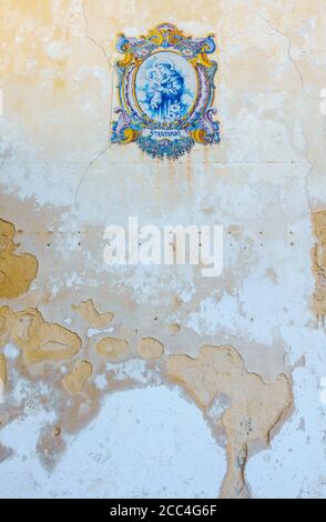 Mosaico colorato in ceramica su una parete maledetta grugnosa ad Albufeira, Portogallo Foto Stock