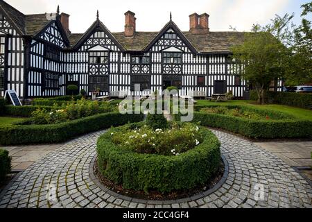 Sandbach bianco e nero legno incorniciato Tudor grado i edificio elencati Old Hall Hotel su High Street Foto Stock