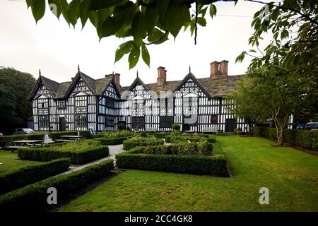 Sandbach bianco e nero legno incorniciato Tudor grado i edificio elencati Old Hall Hotel su High Street Foto Stock