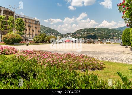 Como, Lombardia, Italia - 18 giugno 2019: Piazza Cavour di fronte al Lago di Como con la gente che ama i bar e i ristoranti all'aperto in estate soleggiata Foto Stock