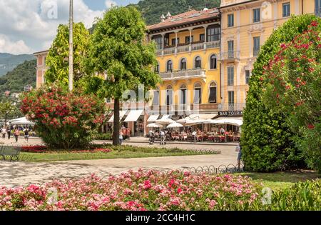 Como, Lombardia, Italia - 18 giugno 2019: Piazza Cavour di fronte al Lago di Como con la gente che ama i bar e i ristoranti all'aperto in estate soleggiata Foto Stock