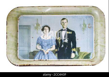 Vassoio di latta che commemora l'impegno della regina Elisabetta e del duca di Edimburgo. 1947. Foto Stock