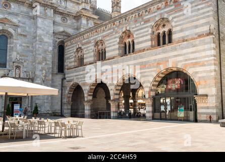 Como, Lombardia, Italia - 18 giugno 2019: Vista su Piazza Duomo nel centro storico di Como. Foto Stock