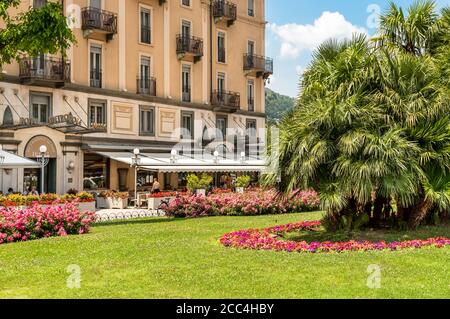 Como, Lombardia, Italia - 18 giugno 2019: Piazza Cavour di fronte al Lago di Como con la gente che ama i bar e i ristoranti all'aperto in estate soleggiata Foto Stock