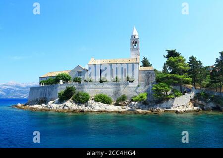 Vecchia chiesa in pietra e monastero francescano sull'isola di Lopud vicino a Dubrovnik, famosa destinazione turistica in Croazia Foto Stock