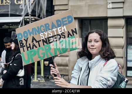 Il manifestante femminile fa il suo punto di vista sul fiasco di classificazione A-Level del Regno Unito, 18 agosto 2020, Newcastle upon Tyne, Tyne and Wear, Regno Unito Foto Stock