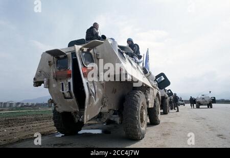 20 aprile 1994 durante l'assedio di Sarajevo: Su una Taxiway all'aeroporto, un convoglio delle Nazioni Unite è in standby per viaggiare a Goražde, 55 miglia (90 km) a sud-est di Sarajevo. Foto Stock