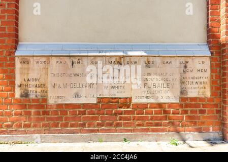 Leigh Road Baptist Church a Leigh on Sea, Essex, Regno Unito, con pietre posate per conto di importanti persone locali Foto Stock