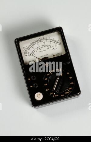 Analogico nero cinese produzione vecchia tecnologia avometro, multimetro. Foto Stock