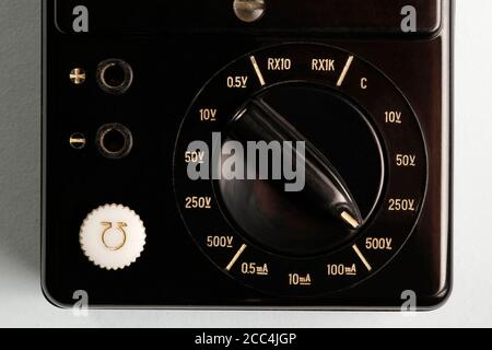 Analogico nero cinese produzione vecchia tecnologia avometro, multimetro. Foto Stock