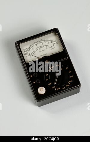 Analogico nero cinese produzione vecchia tecnologia avometro, multimetro. Foto Stock