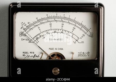 Analogico nero cinese produzione vecchia tecnologia avometro, multimetro. Foto Stock