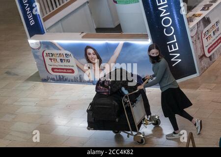 Lod, Israele. 18 agosto 2020. I viaggiatori arrivano all'aeroporto internazionale ben Gurion di Tel Aviv mentre Israele facilita le restrizioni dei viaggi aerei aprendo i cieli per gli israeliani per viaggiare in quarantena libera da e per Grecia, Croazia e Bulgaria e permesso di ritorno da altri 17 paesi senza quarantena. Ai turisti sarà consentito di arrivare in quarantena da diversi paesi definiti ‘verdi' e soggetti a rivalutazione ogni due settimane. Credit: NIR Alon/Alamy Live News Foto Stock