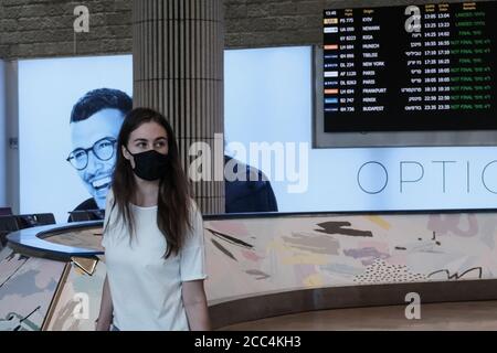 Lod, Israele. 18 agosto 2020. I viaggiatori arrivano all'aeroporto internazionale ben Gurion di Tel Aviv mentre Israele facilita le restrizioni dei viaggi aerei aprendo i cieli per gli israeliani per viaggiare in quarantena libera da e per Grecia, Croazia e Bulgaria e permesso di ritorno da altri 17 paesi senza quarantena. Ai turisti sarà consentito di arrivare in quarantena da diversi paesi definiti ‘verdi' e soggetti a rivalutazione ogni due settimane. Credit: NIR Alon/Alamy Live News Foto Stock