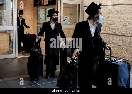 Lod, Israele. 18 agosto 2020. I viaggiatori arrivano all'aeroporto internazionale ben Gurion di Tel Aviv mentre Israele facilita le restrizioni dei viaggi aerei aprendo i cieli per gli israeliani per viaggiare in quarantena libera da e per Grecia, Croazia e Bulgaria e permesso di ritorno da altri 17 paesi senza quarantena. Ai turisti sarà consentito di arrivare in quarantena da diversi paesi definiti ‘verdi' e soggetti a rivalutazione ogni due settimane. Credit: NIR Alon/Alamy Live News Foto Stock