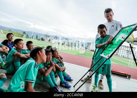 (200818) -- ZHAOJUE, 18 agosto 2020 (Xinhua) -- Foto scattata il 13 agosto 2020 mostra Javier Moros Barrera (1° R) che dà istruzioni sul campo di calcio di Lamo nella contea di Zhaojue, nella provincia sudoccidentale del Sichuan.Javier Moros Barrera, un allenatore di 30 anni di UEFA A Level dalla città di Saragozza, Spagna Ha addestrato una squadra di calcio composta da 15 ragazzi della contea di Zhaojue e villaggi rurali vicino alla contea nella provincia di Sichuan della Cina dal 13 luglio 2020. La squadra di calcio di nome Zhaojue Real Madrid fa parte di un progetto di formazione lanciato lo scorso ottobre e sostenuto dalla Real Madrid Foundation A. Foto Stock