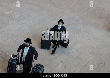 Lod, Israele. 18 agosto 2020. I viaggiatori arrivano all'aeroporto internazionale ben Gurion di Tel Aviv mentre Israele facilita le restrizioni dei viaggi aerei aprendo i cieli per gli israeliani per viaggiare in quarantena libera da e per Grecia, Croazia e Bulgaria e permesso di ritorno da altri 17 paesi senza quarantena. Ai turisti sarà consentito di arrivare in quarantena da diversi paesi definiti ‘verdi' e soggetti a rivalutazione ogni due settimane. Credit: NIR Alon/Alamy Live News Foto Stock