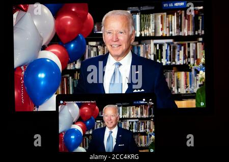 (200819) -- WASHINGTON, 19 agosto 2020 (Xinhua) -- il candidato presidenziale democratico degli Stati Uniti e l'ex vice presidente Joe Biden che reagiscono in un video feed dal Delaware sono visualizzati su schermi ad Arlington, Virginia, gli Stati Uniti, il 18 agosto 2020. La Convenzione Nazionale Democratica degli Stati Uniti (DNC) in corso martedì ha votato per nominare ufficialmente Joe Biden come candidato presidenziale del partito. (Xinhua/Liu Jie) Foto Stock