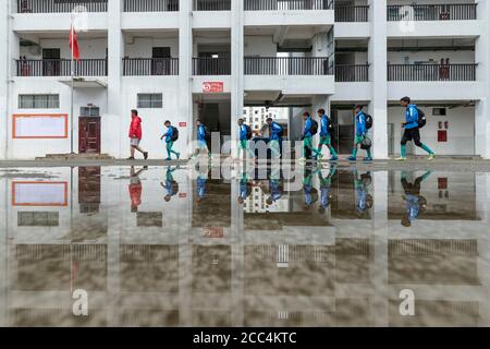 (200818) -- ZHAOJUE, 18 agosto 2020 (Xinhua) -- Foto scattata il 13 agosto 2020 mostra i bambini della squadra di Zhaojue Real Madrid che marciano nel campo di calcio di Lamo per la loro sessione di allenamento nella contea di Zhaojue, nella provincia sudoccidentale del Sichuan.Javier Moros Barrera, Un allenatore UEFA a Level di 30 anni dalla città di Saragozza, in Spagna, ha addestrato una squadra di calcio composta da 15 ragazzi della contea di Zhaojue e villaggi rurali nei pressi della contea nella provincia cinese di Sichuan dal 13 luglio 2020. La squadra di calcio chiamata Zhaojue Real Madrid fa parte di un progetto di formazione lanciato lo scorso ottobre che è stato supporte Foto Stock