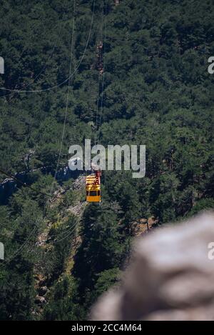 Funivia in estate. La funicolare scende dalla montagna. Vista dalla montagna ai piedi della montagna. Foto Stock