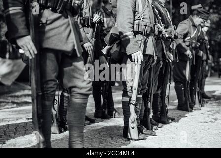Dettaglio di un fucile tenuto da un soldato. Fucile e uniforme dalla prima guerra mondiale Foto Stock