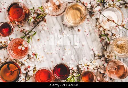 Sfumature di vino rosa su sfondo di marmo, spazio copia Foto Stock