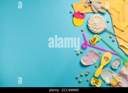 Accessori per bambini su sfondo azzurro con spazio per la copia Foto Stock