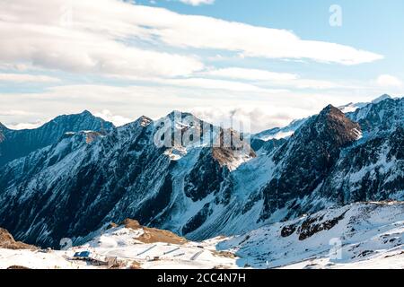 Alta montagna rocciosa del paesaggio. Bellissima vista panoramica del monte. Alpi ski resort. Austria, Stubai, Ghiacciaio dello Stubai Foto Stock