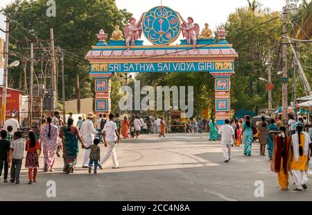 Puttaarthi, Andhra Pradesh, India - 11 gennaio 2013: L'arco simbolico per accedere al villaggio di Puttaarthi, scena urbana, India Foto Stock