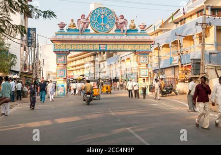 Puttaarthi, Andhra Pradesh, India - 11 gennaio 2013: L'arco simbolico per accedere al villaggio di Puttaarthi, scena urbana, India Foto Stock