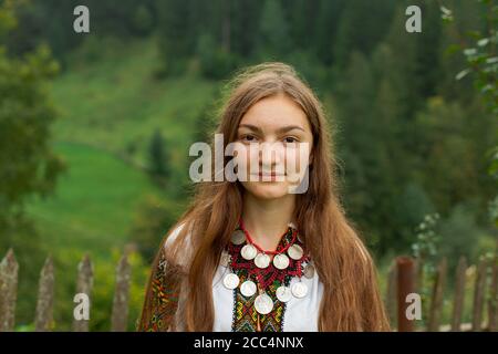 ritratto ricamo ragazza nel vecchio stile carpazi Foto Stock