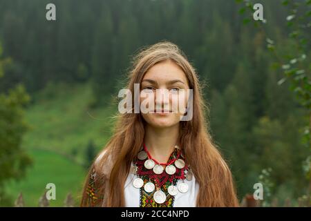 ritratto ricamo ragazza nel vecchio stile carpazi Foto Stock