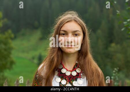 ritratto ricamo ragazza nel vecchio stile carpazi Foto Stock