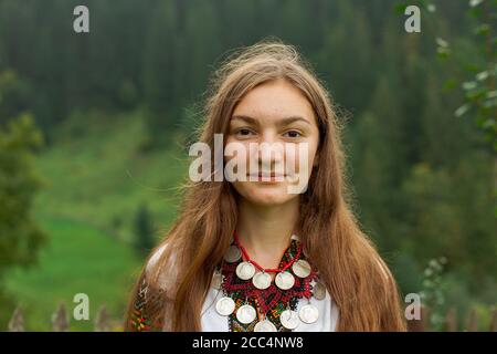 ritratto ricamo ragazza nel vecchio stile carpazi Foto Stock