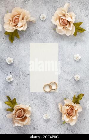 Carta per matrimoni su tavolo decorata con rose. Foto Stock