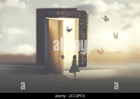 incontro poetico tra una donna e le farfalle che escono un libro Foto Stock