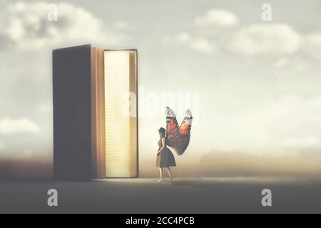 la donna farfalla entra nelle pagine di un libro di fantasia Foto Stock