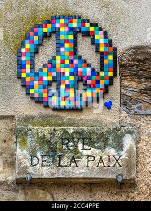 Mosaico in ceramica simbolo 'Peace' creato dall'artista di strada 'Invader' in Rue de la Paix (Peace Street / Road), Tours, Indre-et-Loire, Francia. Foto Stock