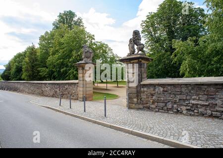 Wernigerode, Germania. 04 agosto 2020. La porta dei leoni come accesso al giardino di piacere di Wernigerode. I giardini del castello fanno parte della rete 'Garden Dreams - Parchi storici in Sassonia-Anhalt' che celebra il suo 20 ° anniversario di quest'anno. Credit: Klaus-Dietmar Gabbert/dpa-Zentralbild/ZB/dpa/Alamy Live News Foto Stock