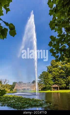 La Fontana del Centenario nello stagno della Sirenetta presso l'abbazia di Forde, un edificio storico vicino a Chard, Somerset, Inghilterra sud-occidentale, un ex monastero cistercense Foto Stock