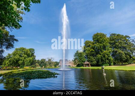 La Fontana del Centenario nello stagno della Sirenetta presso l'abbazia di Forde, un edificio storico vicino a Chard, Somerset, Inghilterra sud-occidentale, un ex monastero cistercense Foto Stock