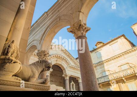 Split, Croazia, peristilio o peristil all'interno di Palazzo Diocleziano nella città vecchia, statue di leoni in pietra e gli archi da antichi romani Foto Stock