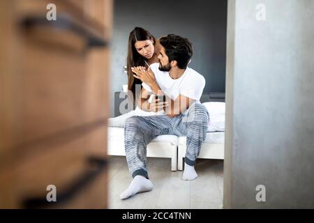 Sottolineato giovane sostenendo e aventi problemi matrimoniali Foto Stock