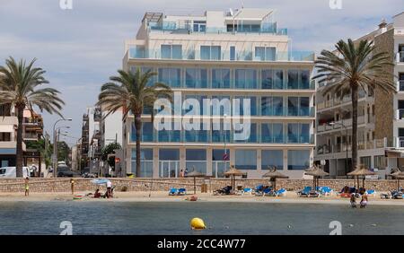 Palma, Spagna. 18 agosto 2020. Vista di un hotel sulla spiaggia di Can Pastilla, Palma di Maiorca. Credit: Clara Margais/dpa/Alamy Live News Foto Stock