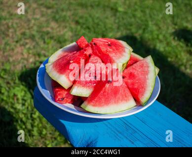 fette di anguria matura su un piatto nel giardino Foto Stock