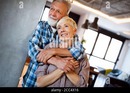 Allegro coppia senior per godersi la vita e trascorrere del tempo insieme Foto Stock