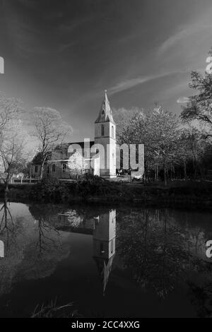 St Remigus Church, fiume Nene, Water Newton Village, Cambridgeshire; Inghilterra, Regno Unito Foto Stock