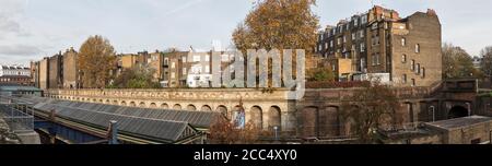 Una vista panoramica che si affaccia sulla stazione della metropolitana di South Kensington, a ovest di Londra, Regno Unito, vista da Pelham Street Foto Stock